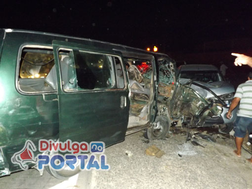 A Pickup teria desviado de outro veículo e bateu de frente com a Van