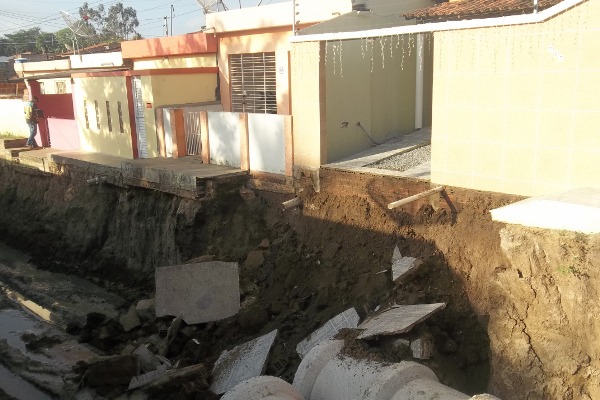 Obra paralisada em Limoeiro deixa moradores apavorados