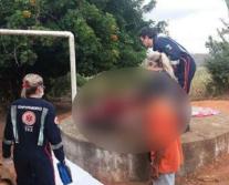 Mãe se joga dentro de uma cisterna junto com o filho deficiente; o jovem morreu. Mãe se joga dentro de uma cisterna junto com o filho deficiente; o jovem morreu.