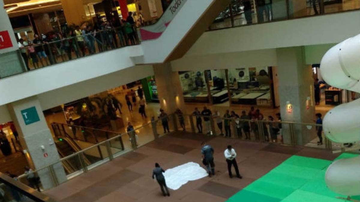 Homem morre após cair do 3º andar de shopping em Casa Caiada, em Olinda