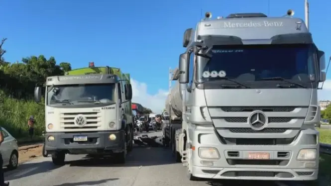 O motociclista trafegava pelo corredor entre os caminhões