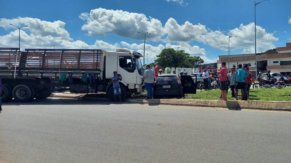 🚨 Acidente no trevo de Carpina deixa duas mulheres feridas após colisão com caminhão