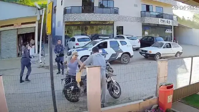O motociclista ateou fogo na própria moto