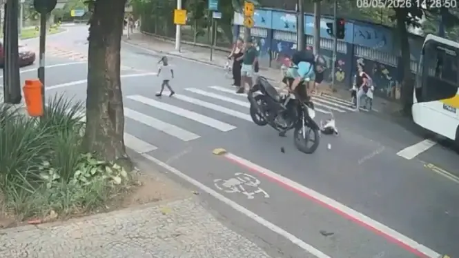 Criança é atropelada por motociclista que avançou sinal na Gávea