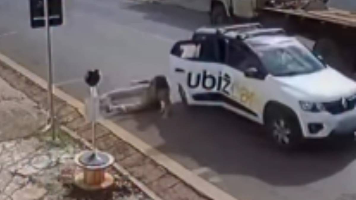 Passageira se joga de carro de aplicativo em movimento após discussão sobre pagamento em São Paulo; vídeo mostra momento