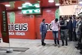 Vídeo - Assaltantes fazem reféns em loja de celular em Santa Cruz do Capibaribe Vídeo - Assaltantes fazem reféns em loja de celular em Santa Cruz do Capibaribe