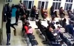 Vídeo - Criminosos invadem Salão das Testemunhas de Jeová e assaltam os fiéis Vídeo - Criminosos invadem Salão das Testemunhas de Jeová e assaltam os fiéis
