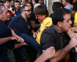 Confira vídeos do momento em que o candidato a presidente, Jair Bolsonaro, foi esfaqueado Confira vídeos do momento em que o candidato a presidente, Jair Bolsonaro, foi esfaqueado
