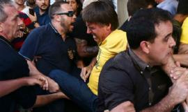 Confira vídeos do momento em que o candidato a presidente, Jair Bolsonaro, foi esfaqueado Confira vídeos do momento em que o candidato a presidente, Jair Bolsonaro, foi esfaqueado